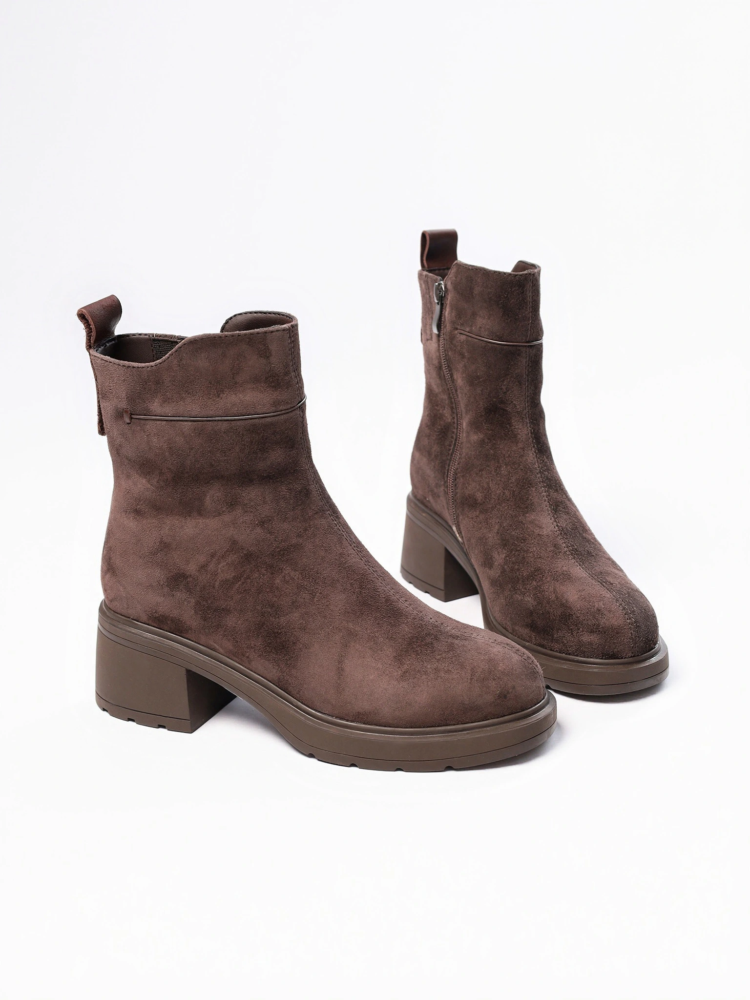 Ботинки темно-коричневого цвета на высоком широком каблуке